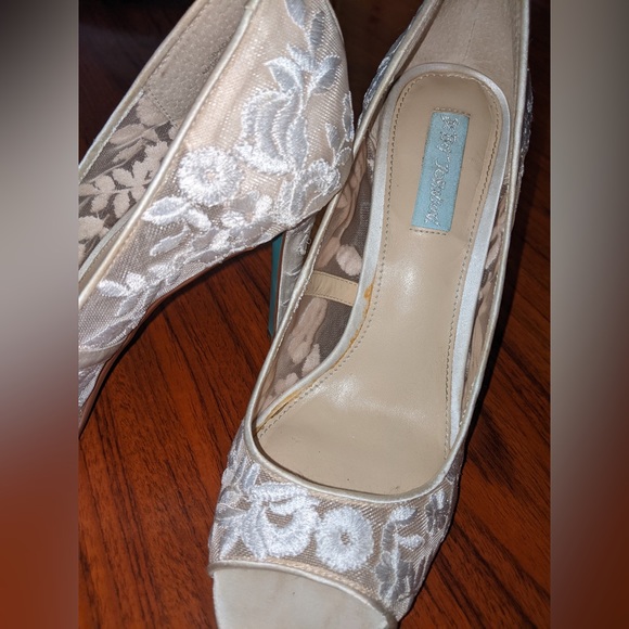 Betsy Johnson wedding shoe Size9 - Picture 7 of 9